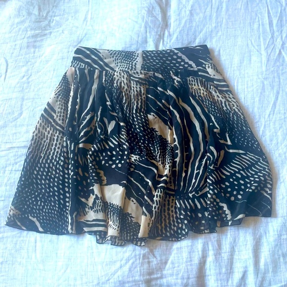 Mix Nouveau • Beautiful Skirt With a Unique Design - Picture 1 of 7